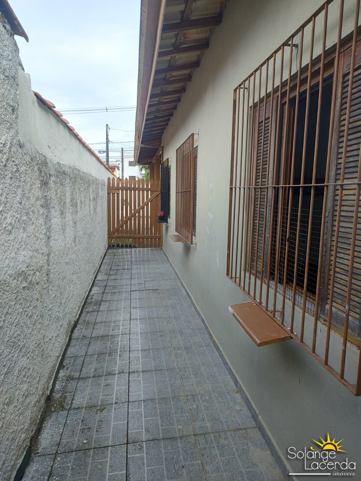 Pertinho da Orla do Itaguá - Ampla e Arejada - 3 Dormitórios (1 Suíte)